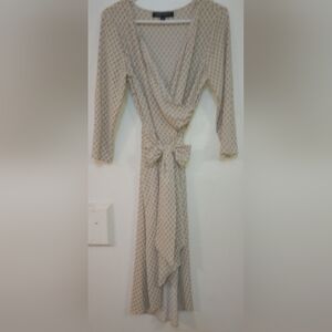 Adrianna Papell Dress Size 12 Faux Wrap Tan/White Beautiful Sexy Lightweight